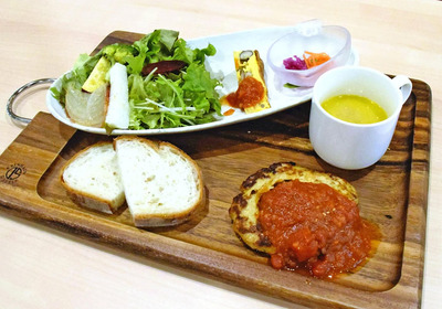 伊達鶏のハンバーグ（右手前）とポタージュ（右奥）