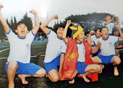 小学生時代の私（左から２人目）。自宅付近は自然が多く、秘密基地をつくるなど友人と毎日のように遊んでいた