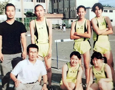 中学生時代の私（後列右）。個人競技ながら互いに支え合うことのできる陸上にのめり込んだ