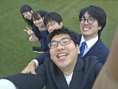 長年の親友（手前）らと写真に収まる私（右）。人の思いの強さを教えてくれた彼に恥じぬような仕事を行っていきたいと思う