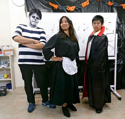 習い事教室に勤務していた頃、ハロウィーンの仮装をする私（左）。人材育成に力を注ぐ会社だった
