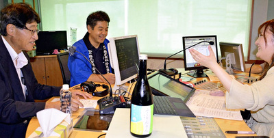 ラジオの生放送で語り合う（左から）鈴木特別顧問、鈴木専務、北村さん