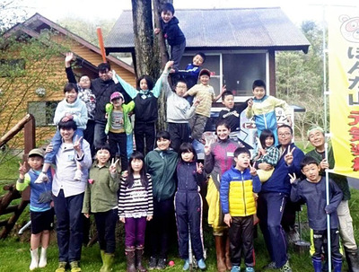 ２０１８年に鮫川村で開かれたキッズキャンプの様子。子どもたちが協力しながら、時にはけんかをしながら成長できる空間があった
