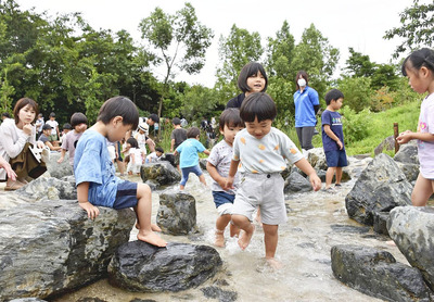 「川ガキのあそび場」で水遊びを楽しむ子どもたち