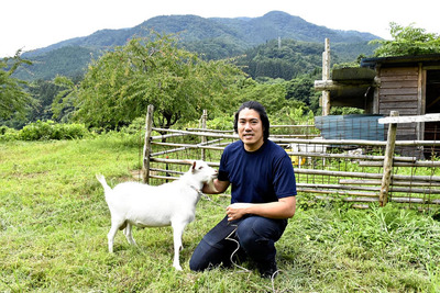 田人ワークキャンプ・ビレッジで飼う雄ヤギ「あめ」と戯れる私。人生を前向きに生きる人が増え、人と人とのつながりが広がっていく世の中になってほしい
