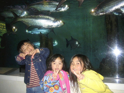 幼少期の私（右）。３人きょうだいの一番上で、きょうだいや仲の良い友人の前ではおちゃらけたりして、変顔も得意でした
