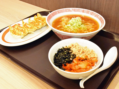 限定メニューの「鶏そぼろキムチ丼」（右手前）と素らーめん、ギョーザのセット