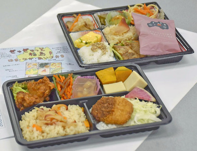 安藤さんらが考えた弁当（手前）と山田さんが考案した弁当