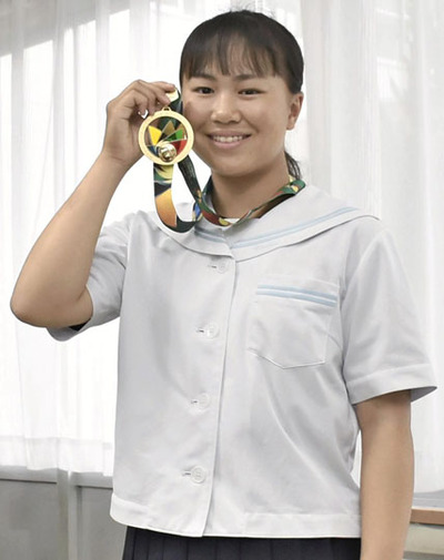 金メダルを持ち「メンバーで楽しんでプレーし、優勝できて良かった」と喜びを語った斎藤さん