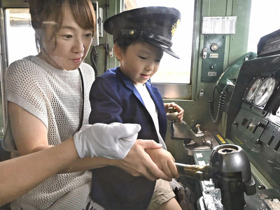 ８１００形の運転席でブレーキハンドルを操作する理玖ちゃん（右）と直子さん