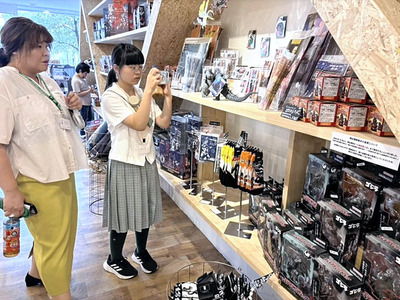 街中を歩いてお気に入りの場所を撮影する高校生ら