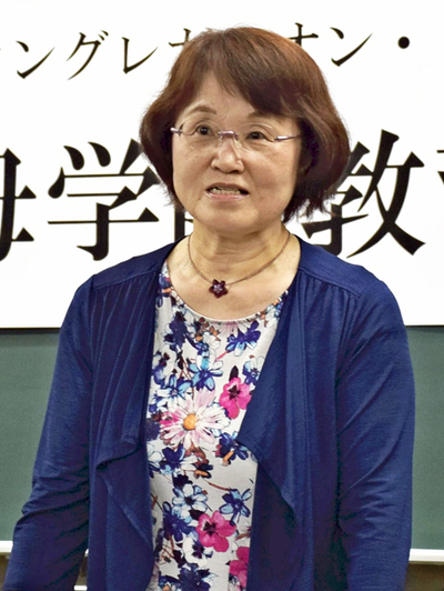 記者会見する西内理事長