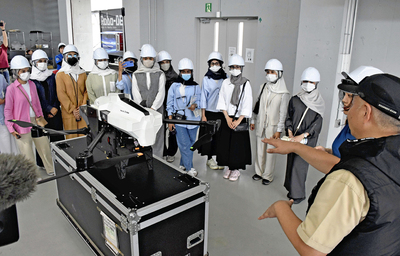 水素ドローンの説明を受ける学生