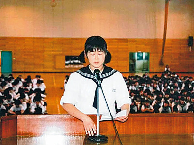 中学で生徒会長を務めていた。生徒会の仲間と協力して人気テレビ番組の企画に応募。採用されて喜んでいたが、学校の許可を得ていなかったため撮影は見送られた。子どもながらに根回しの重要性を学んだ