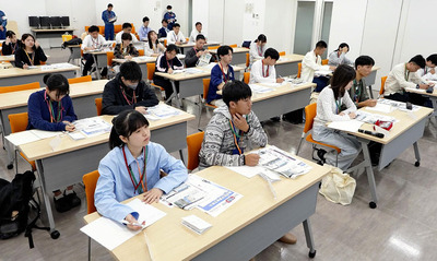 福島第１原発を視察し廃炉作業の現状に理解を深めた高校生たち