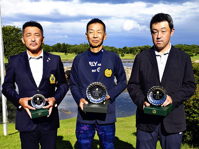 優勝した荒川（中央）と準優勝の島田（右）、３位の遠藤