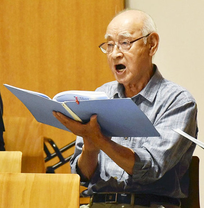 岡山さんが創設したミハルコーラスで歌声を響かせる宗像さん＝三春町
