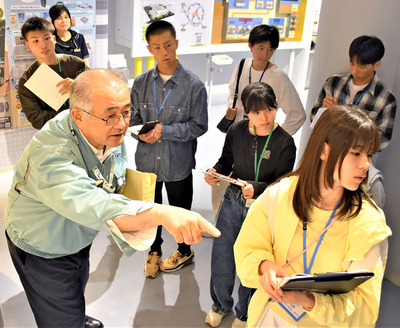使用済み核燃料の再処理工程について学ぶ生徒ら＝青森県六ケ所村
