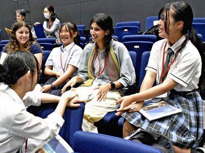 基調講演で意見交換する生徒