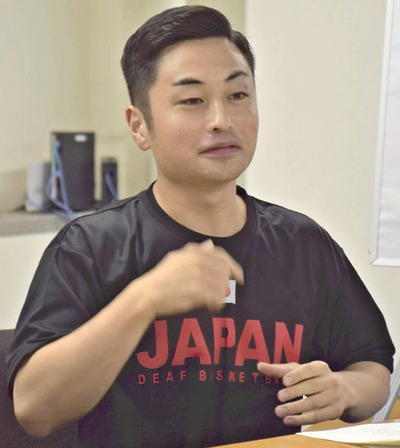「子どもが憧れる選手になりたい」と抱負を伝える越前