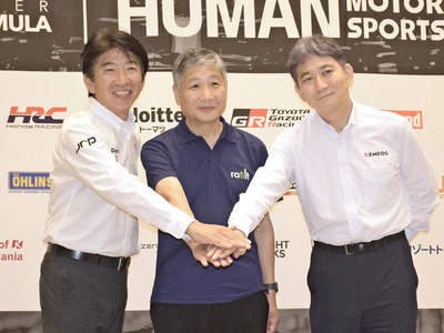 持続可能なモータースポーツの実現に向けて協力を誓う（左から）上野、中田、藤山の各氏