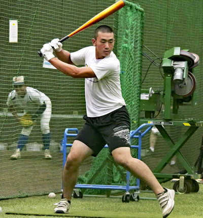 打撃練習でフォームの改善に取り組む佐々木