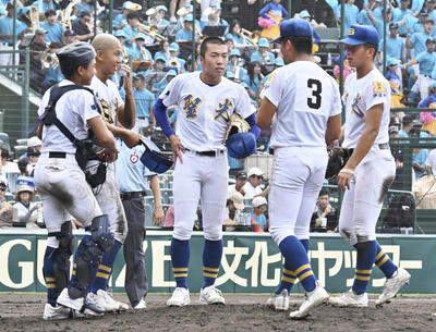 【聖光学院―山梨学院】６回裏、山梨学院に先制され、マウンドに集まる聖光学院内野陣。中央は先発の大嶋
