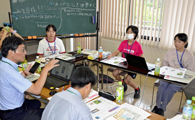 紙面について話し合う子ども記者