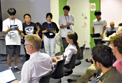 ＮＡＧＲＡの役職員を前に発表する高校生たち＝１３日午後