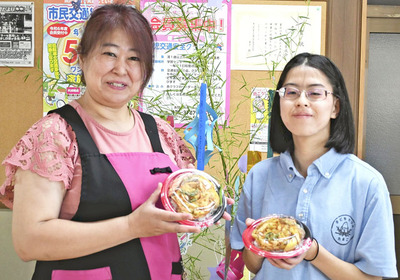 子ども食堂「子どもカフェたまご」の新代表となった真嬉さん（右）と母の真智子さん