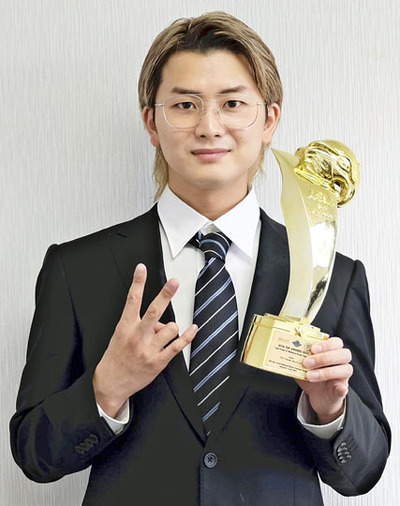 トロフィーを手にするアランさん