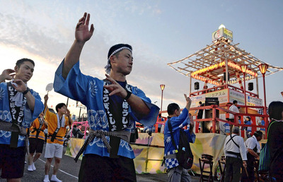 やぐらを囲んで踊り流す参加者