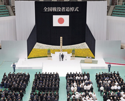 戦後８０年の全国戦没者追悼式で、黙とうする参列者＝１５日正午、東京・日本武道館