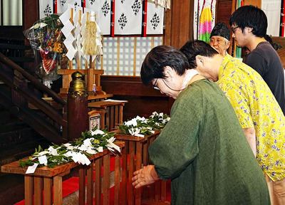 玉串をささげて平和を祈る参列者