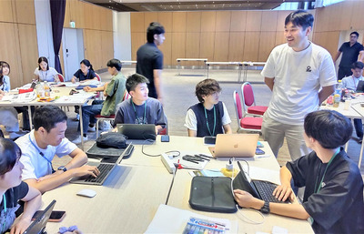 報告会準備を進める高校生。坪倉主任教授（右）も話し合いに加わった＝１５日