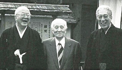 特攻隊同期の仲間として記念撮影する（左から）６代目新城猪之吉さん、俳優西村晃さん、千玄室さん＝１９９５年、麟閣で（６代目新城猪之吉さんの回顧録から）