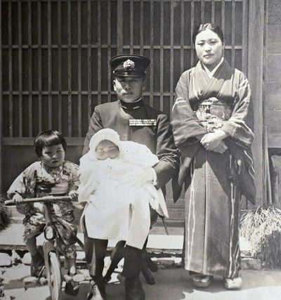 岩渕さんが生まれた時に撮られた家族写真。中央にいる父武雄さんはこれから１年もせずに出征した