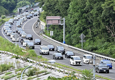 Ｕターンラッシュが本格化し、車列が続く東北道上り線＝１６日午後３時５５分ごろ、福島市・福島トンネル付近