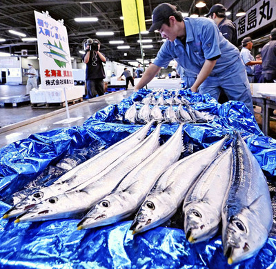 北海道で水揚げされ、初競りにかけられたサンマ＝１６日午前、福島市
