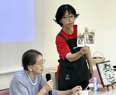 戦争体験を話す佐藤さん（左）