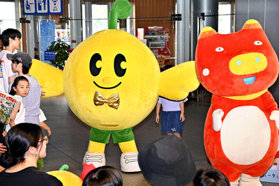誕生会に登場したキビタン（中央）とベコ太郎（右）