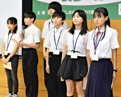 製作した新聞の内容を発表する子どもたち