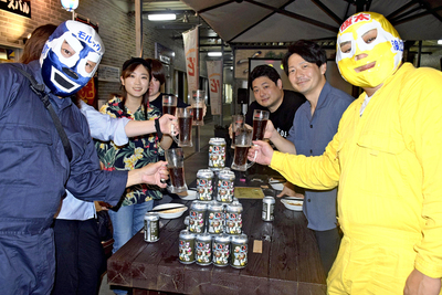 浪江の魅力が詰まったオリジナルの黒ビールで乾杯する参加者