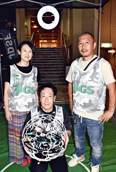 ワールドカップに出場する仲間に囲まれ、初の大会に意欲を燃やす畠さん（中央）