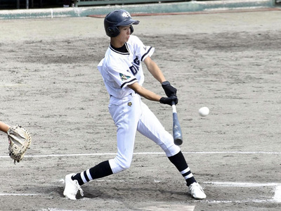 【安達中―総和南中】熱戦を繰り広げる選手＝白河グリーンスタジアム