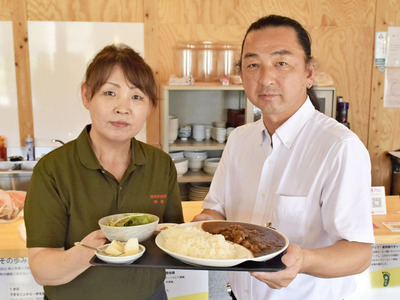 双葉町で水曜日限定のランチ営業を始めた中野さん（右）と妻春子さん。中野さんは「復興に向けて頑張る人の力になりたい」と誓う