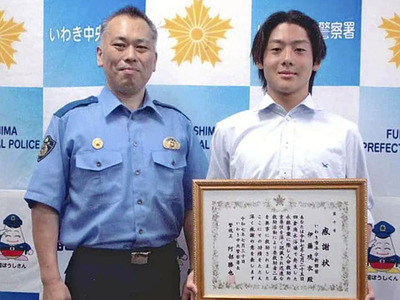 阿部署長から感謝状を受けた伊藤さん（右）