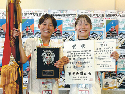 女子個人で優勝した大武姫菜（左）、夢菜組
