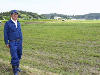 水田だった農地にぶどう団地を整備する菅野さん。３年後の収穫を目指す＝福島市松川町