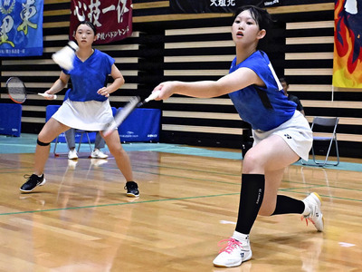 【バドミントン女子団体準決勝】第１ダブルスを制したふたば未来の橋爪（左）、平田組＝クラサス武道スポーツセンター